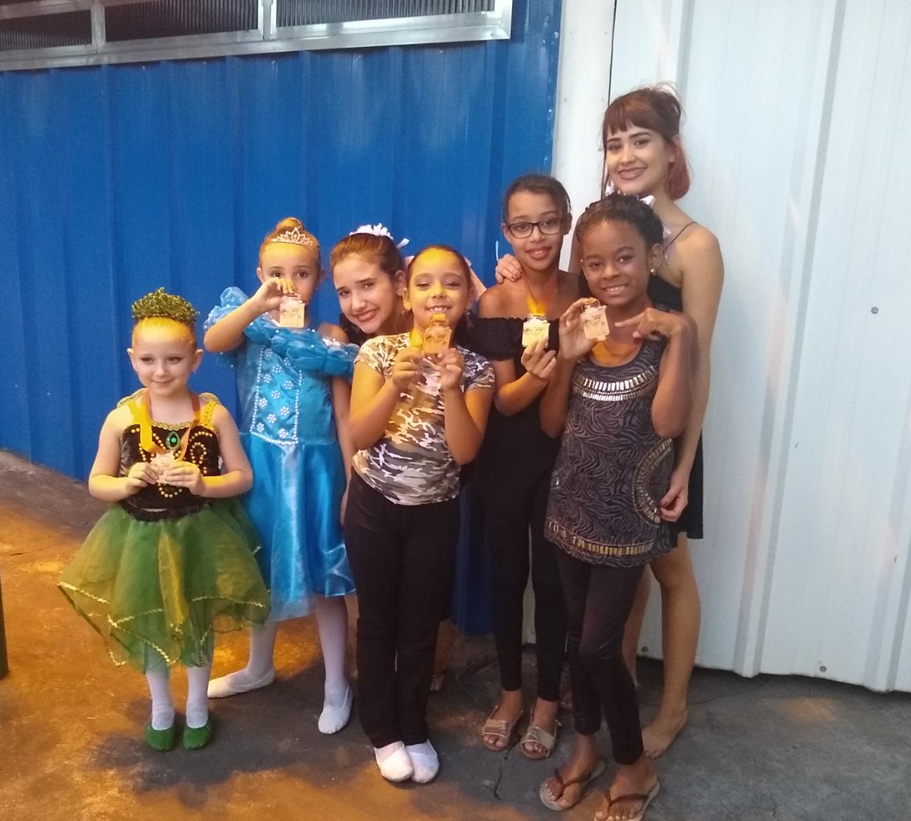 Alunas da Escola Natália Ramalho comemoram as medalhas conquistada no festival