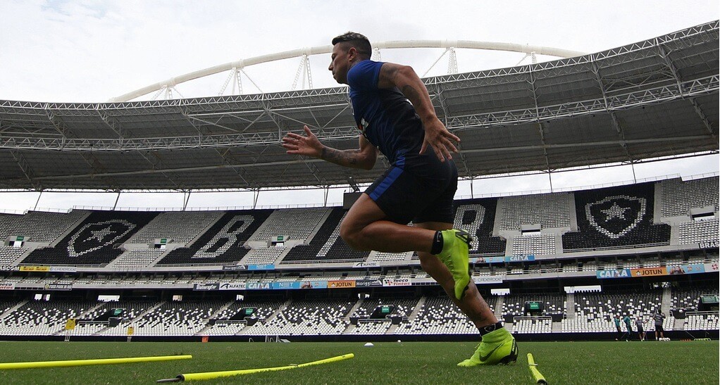 Feliz por estar recuperado, Leo Valencia agora trabalha por maior sequência de jogos para ajudar o Fogão