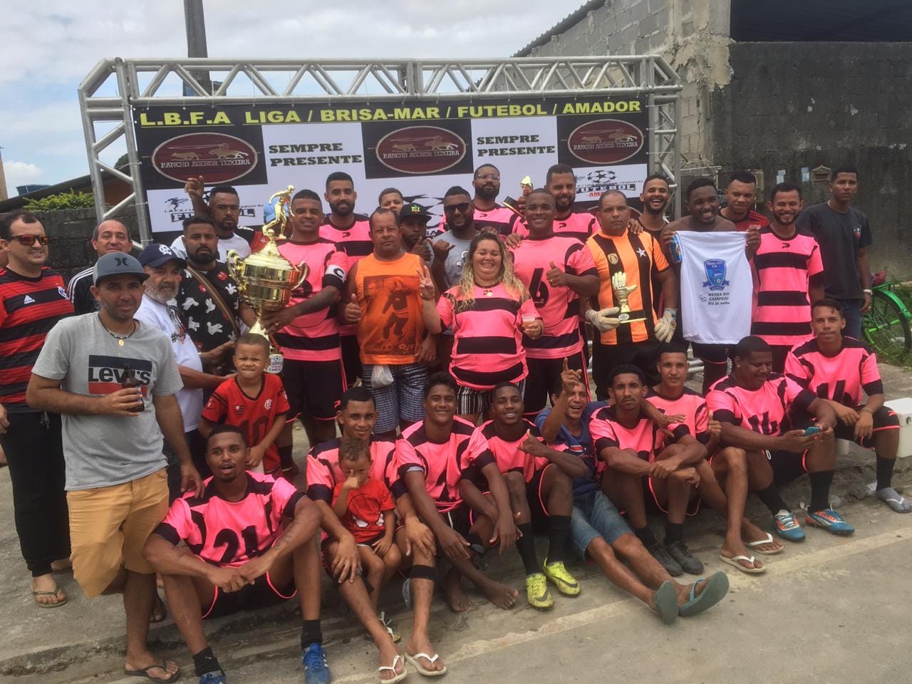 O presidente da LBFA, Cristiano Silva entregou a taça de campeão ao capitão do Beira-Rio