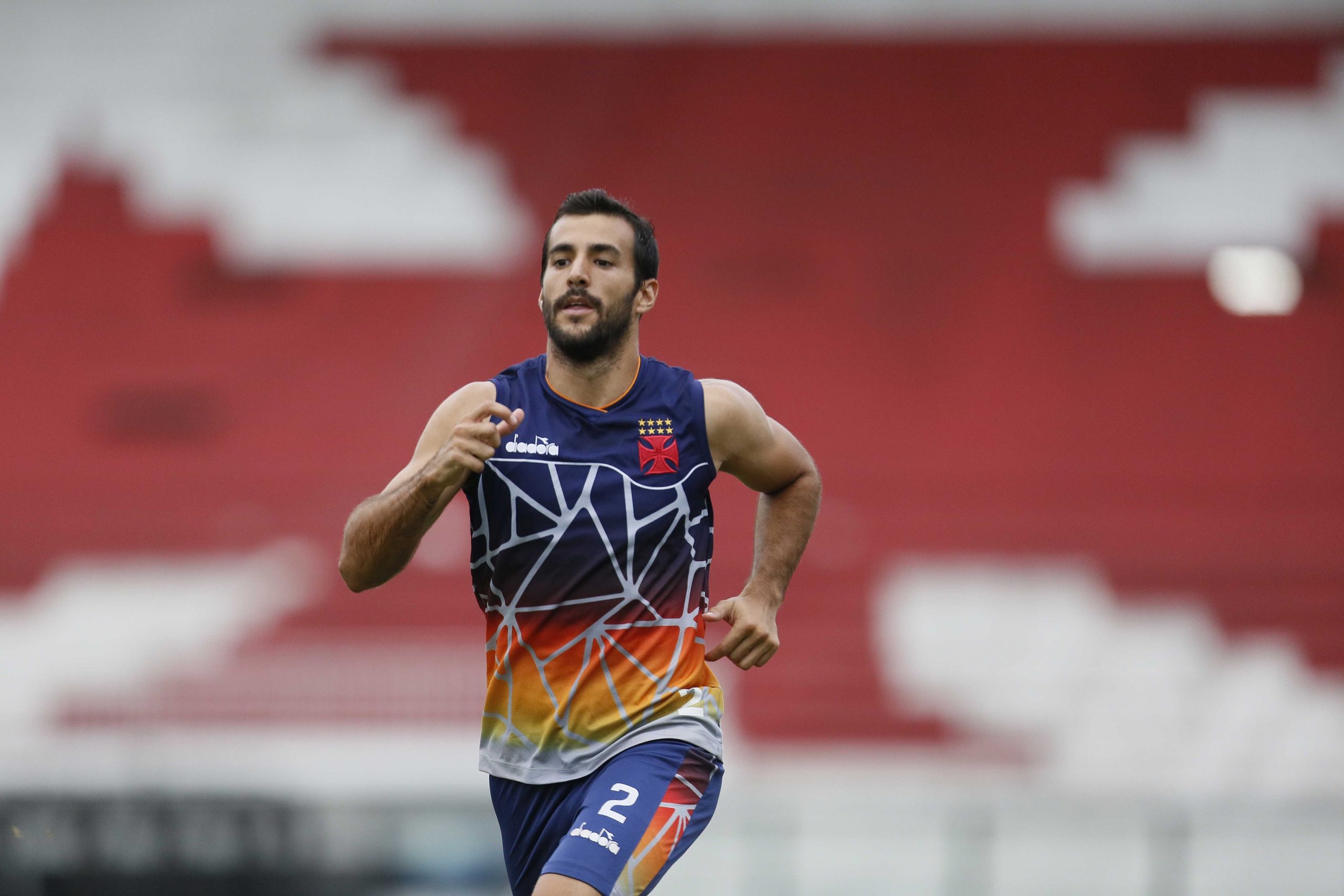 Raúl Cáceres vem se destacando neste início de temporada no Vasco com boas assistências