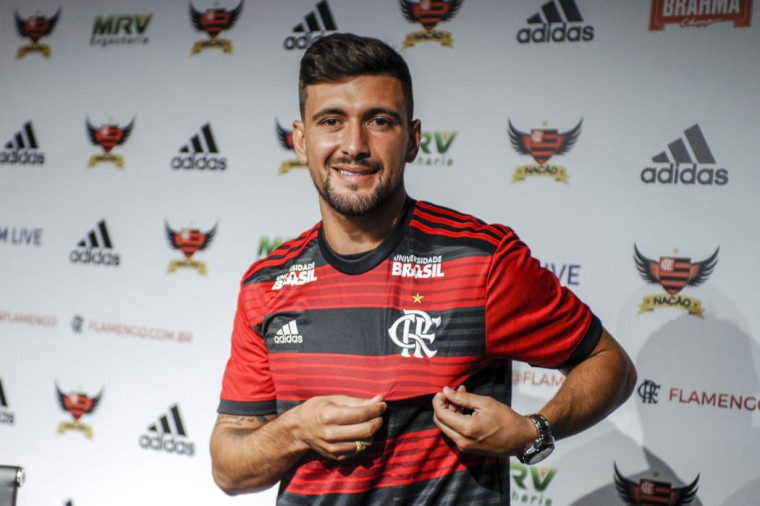 O uruguaio Arrascaeta posou com a camisa do Flamengo após a apresentação na segunda-feira