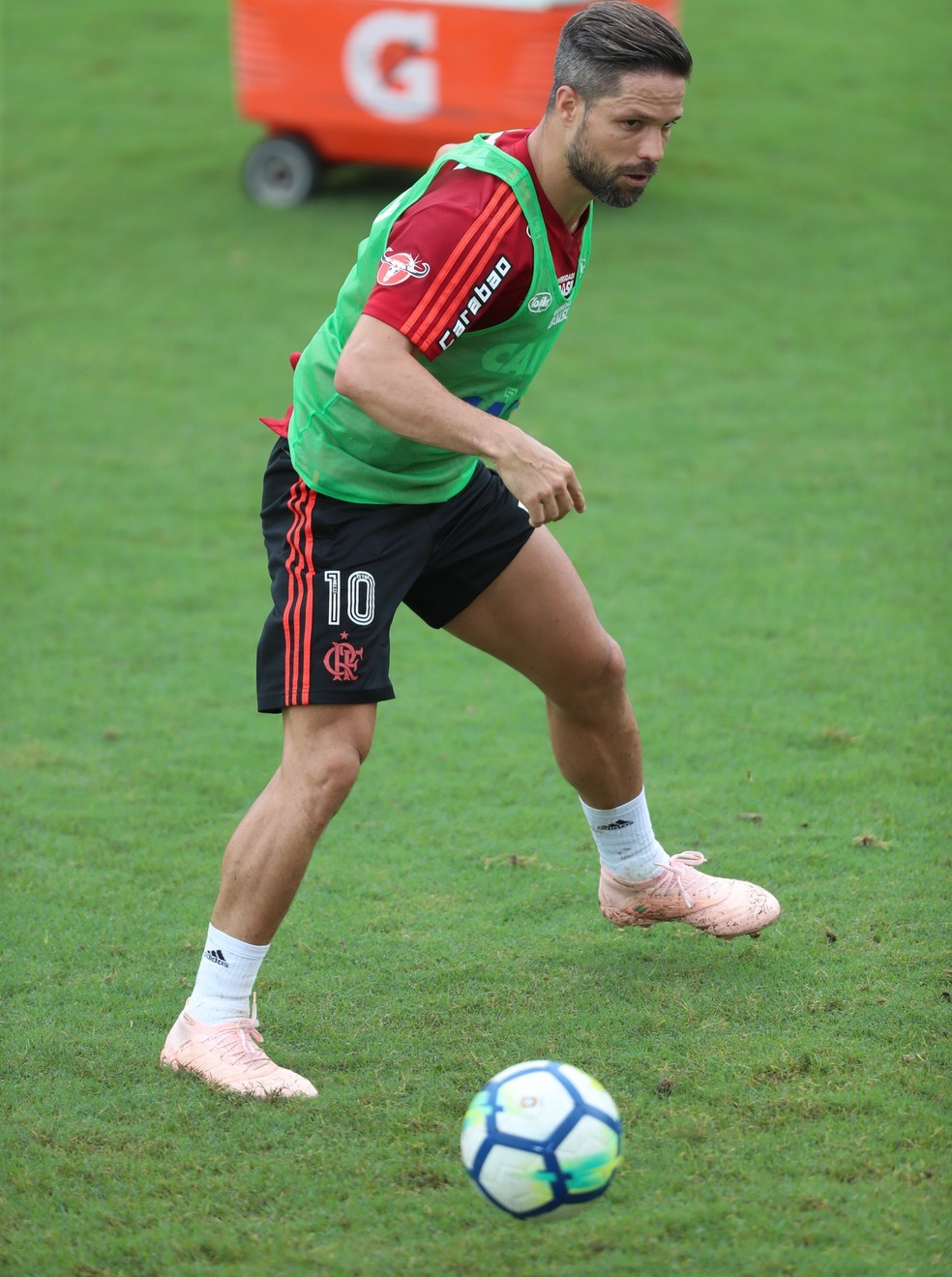 Diego em treinamento do Flamengo na manhã desta terça-feira no Ninho do Urubu