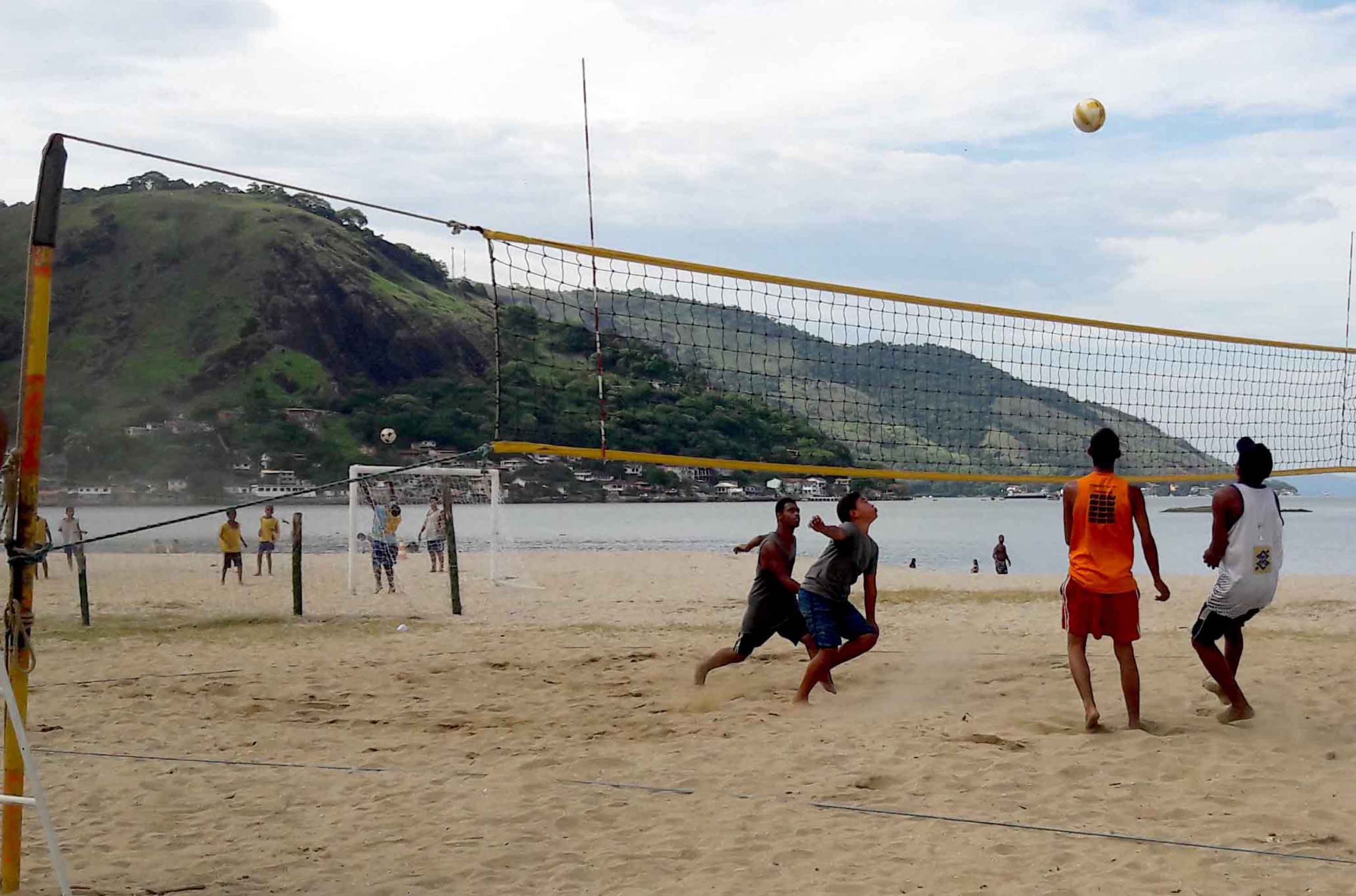 VÔLEI foi uma das atividades que animou o evento na Praia do Saco