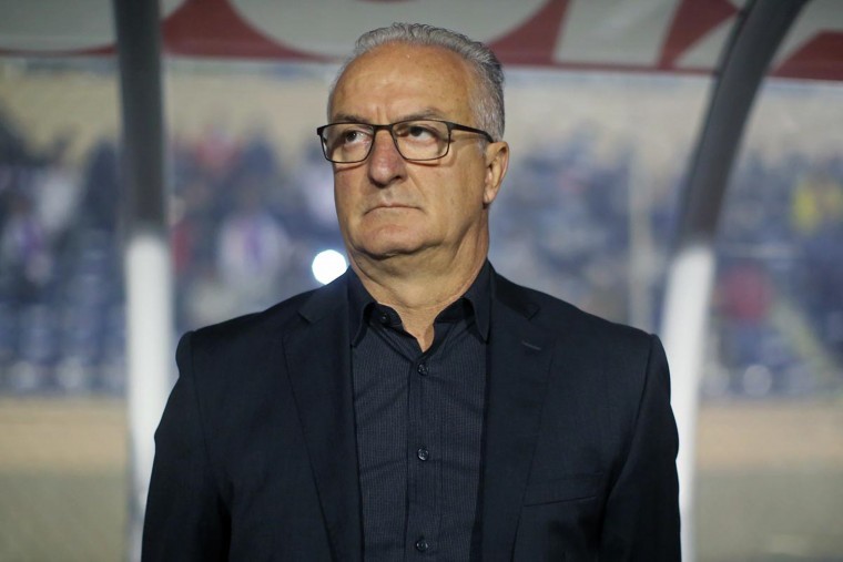 Técnico Dorival Júnior observa a equipe durante a goleada de 4 a 0 sobre o Paraná, no domingo