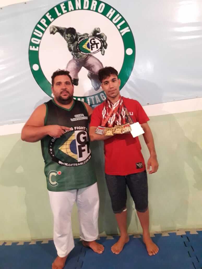 Ao lado mestre Leandro Hulk, o atleta Ronaldo Huston exibe as medalhas conquistadas nas competições