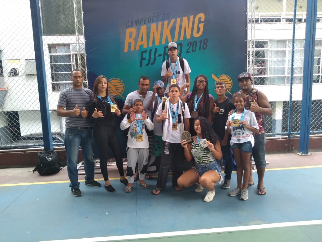 Equipe comandada pelo professor Rafero da Nova União exibe as medalhas conquistadas no evento