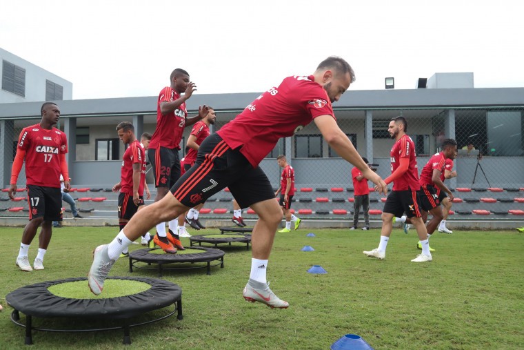 Everton Ribeiro durante as atividades físicas para a próxima partida do Fla contra o Botafogo