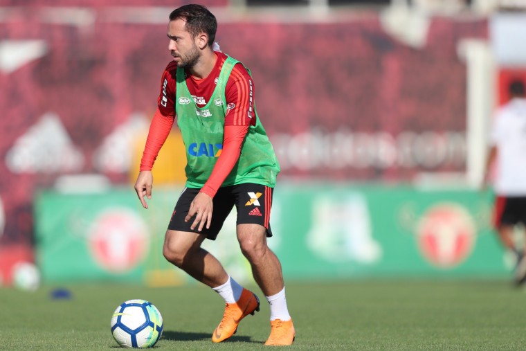 Everton Ribeiro durante as atividades de terça-feira Centro de Treinamento George Helal