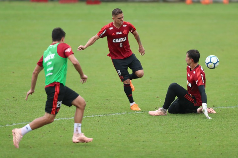 O dia de treinos começou com os jogadores de defesa realizando um trabalho de movimentação