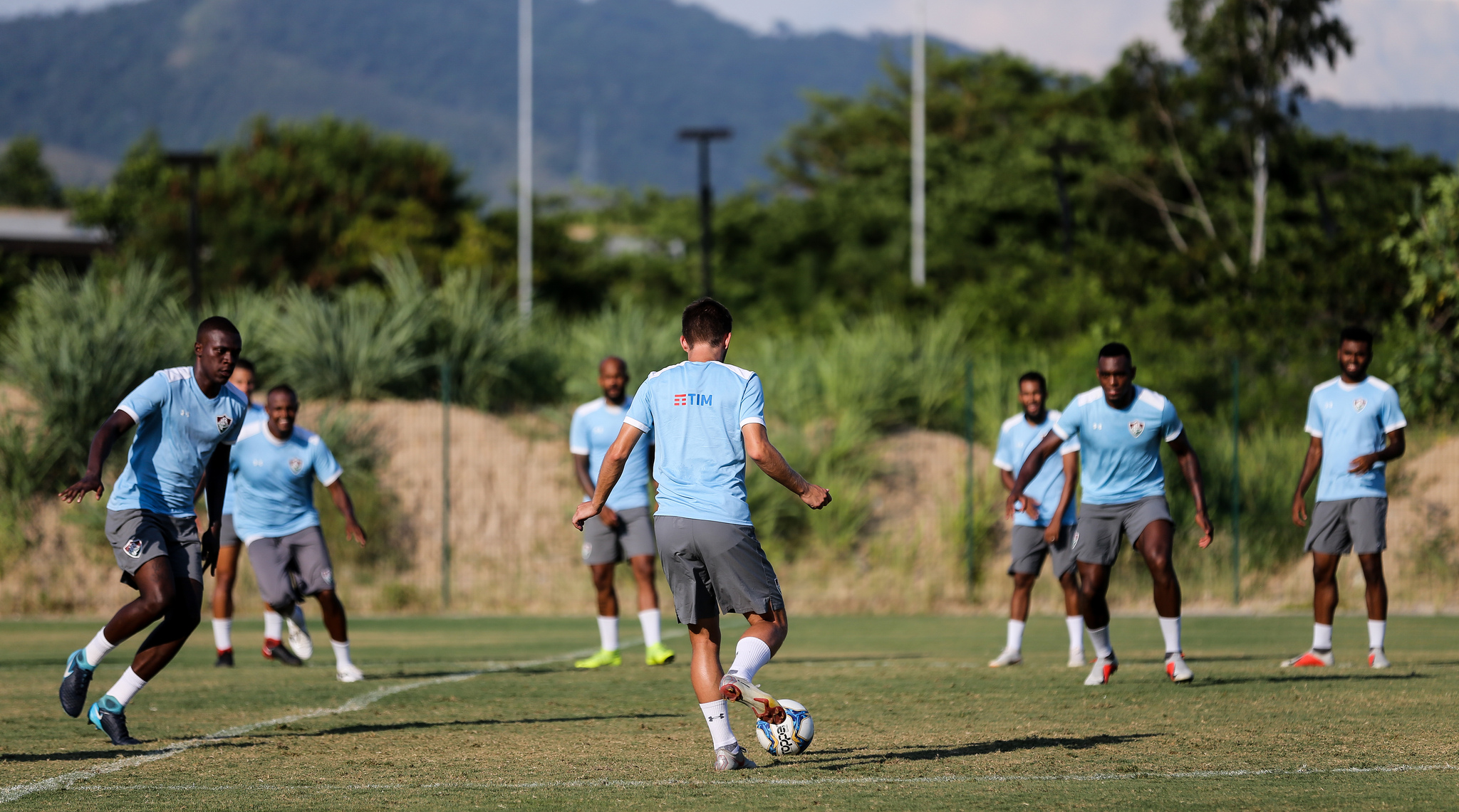 Por cerca de três horas os jogadores estiveram no campo 2 do Centro de Treinamento da Barra
