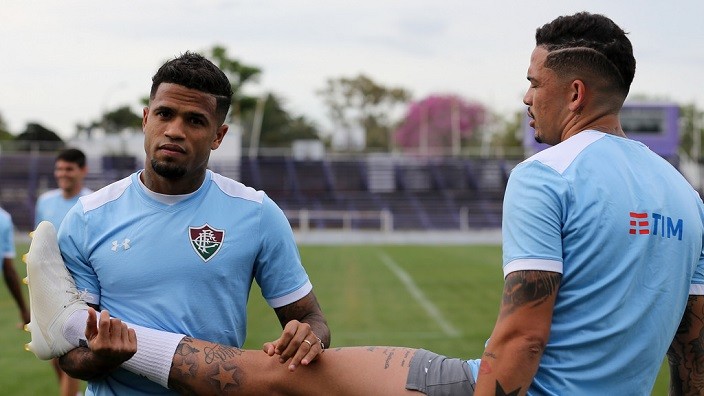 Após desfalcar a equipe, o lateral-direito Léo treinou com o grupo na tarde desta segunda-feira