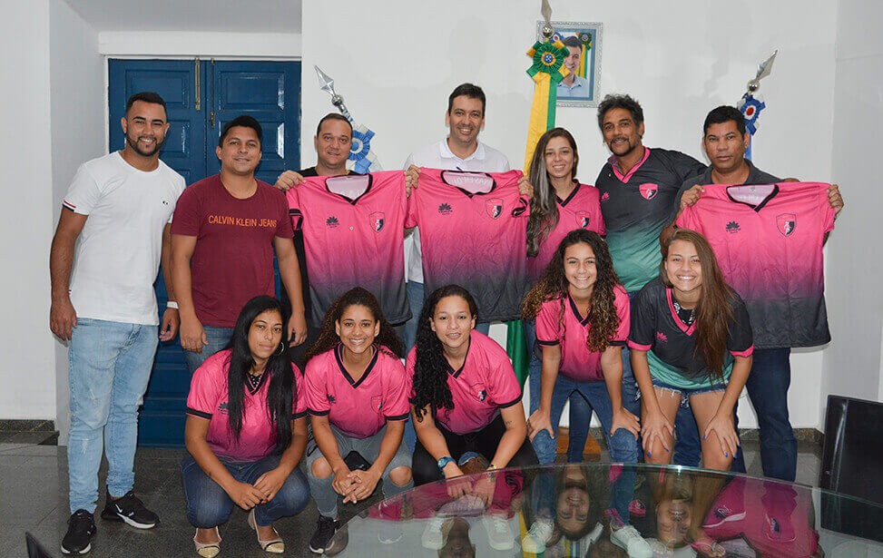 Equipe “Meninas em Quadra” posaram ao lado prefeito Alan Bombeiro e o vice Chicão da Ilha