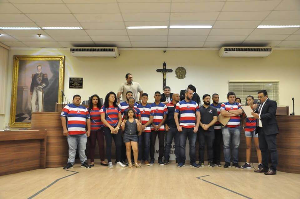 O vereador Ivan Charles entregou a homenagem aos integrantes do Itaguaí Rugby