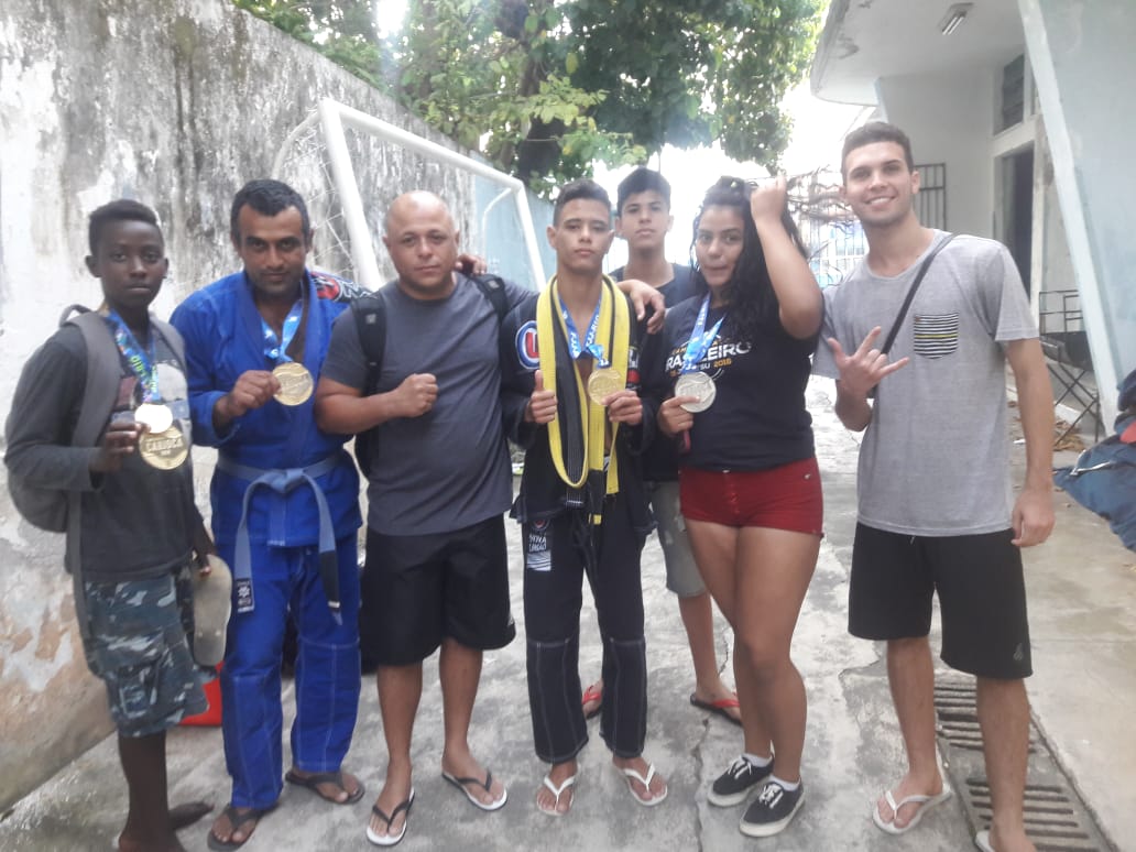 Equipe de Mangaratiba do Projeto Social de Apoio ao Jovem de medalhista no Carioca de Jiu-Jitsu