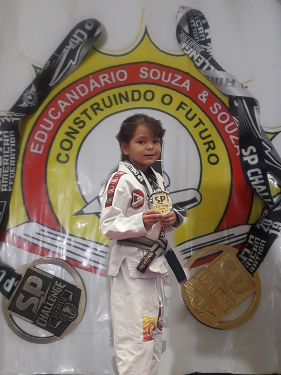 A pequena Maria Pitbull no alto do pódio do Internacional Challenger de Jiu-Jitsu
