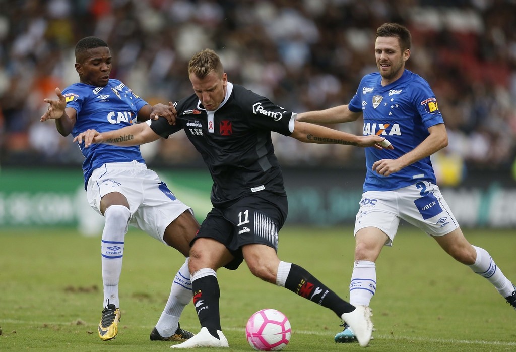 Maxi López fez a diferença novamente contra o Cruzeiro na vitória por 2 a 0 em São Januário