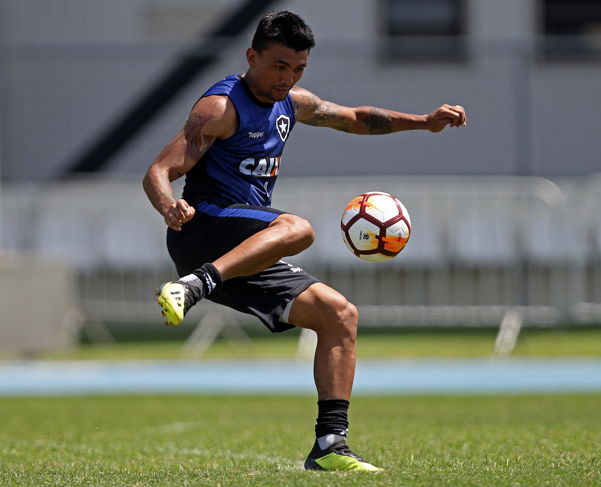 atacante do botafogo chutando a bola de futebol