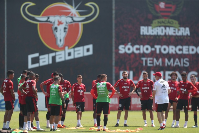O técnico Dorival Júnior comandou as atividades de quarta-feira para jogo desta sexta-feira