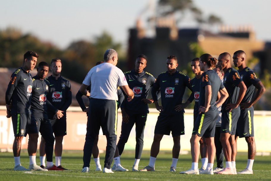 Tite durante o treino tático da seleção no Centro de Treinamento do Tottenham, em Londres