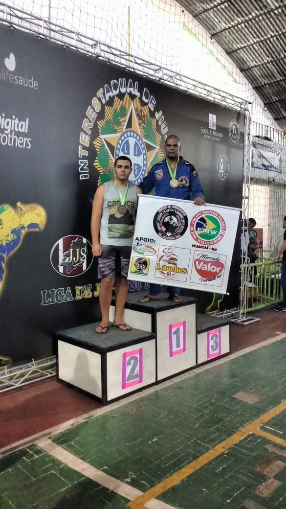 Álvaro Rocha e Pedro Henrique exibem no pódio as medalhas conquistada no campeonato