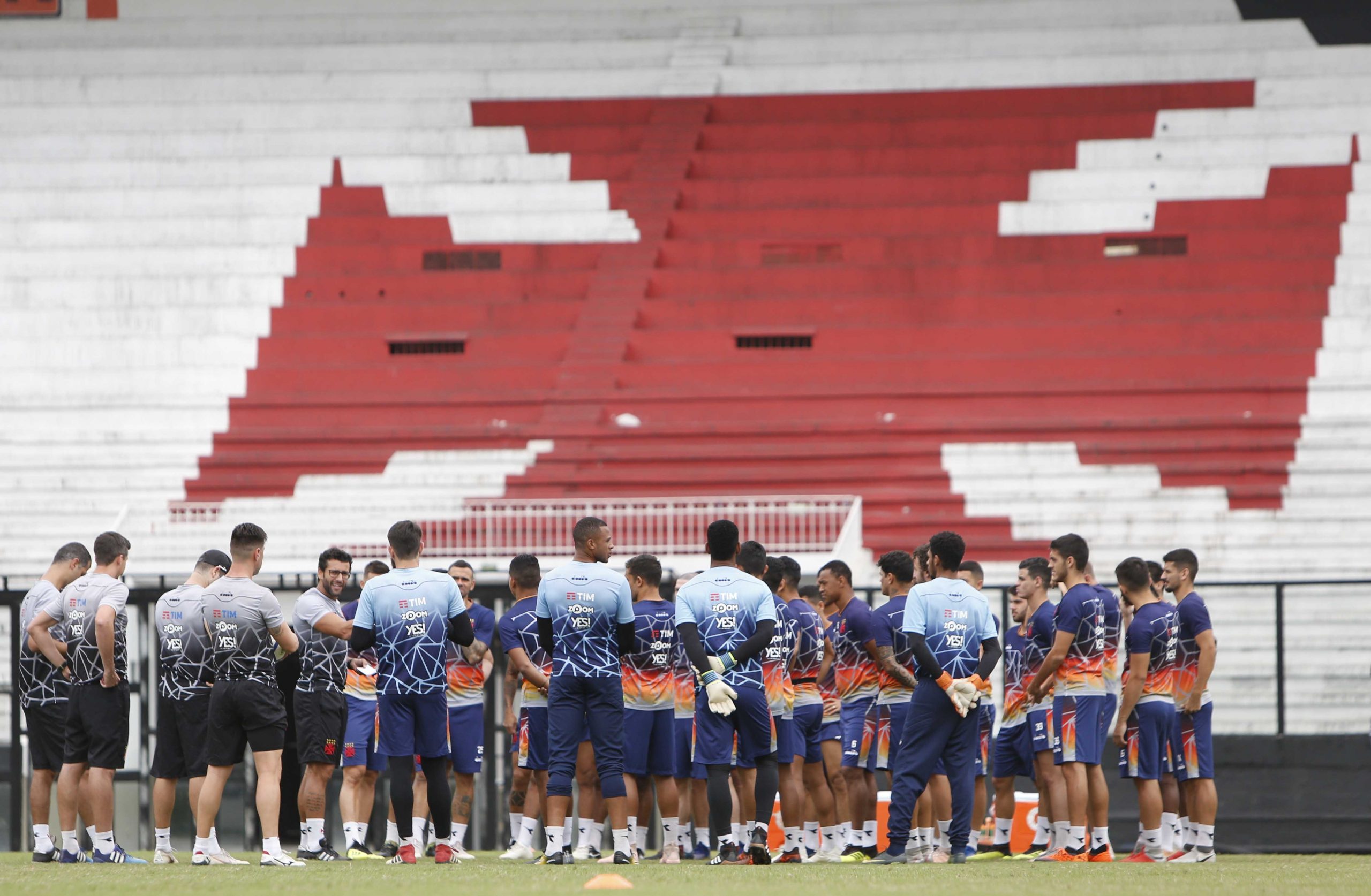 Equipe fez treino na Colina Histórica pela manhã e embarcou logo após o almoço para o Recife