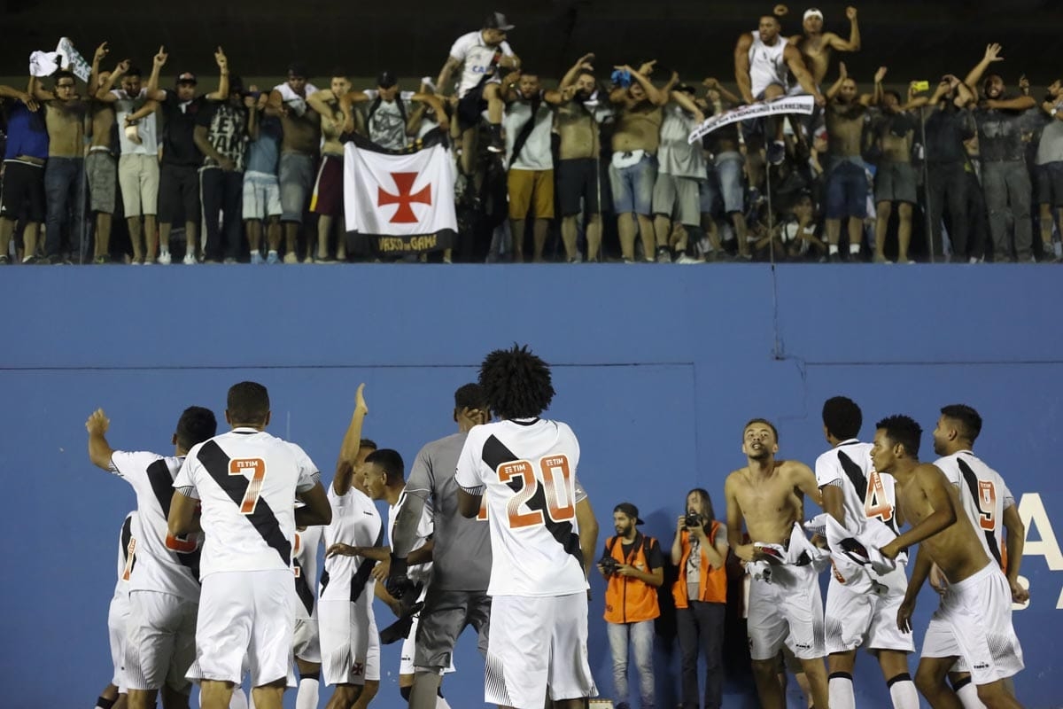 Jogadores comemoram com a torcida após a vitória sobre o Corinthians nos pênaltis por 4 a 3