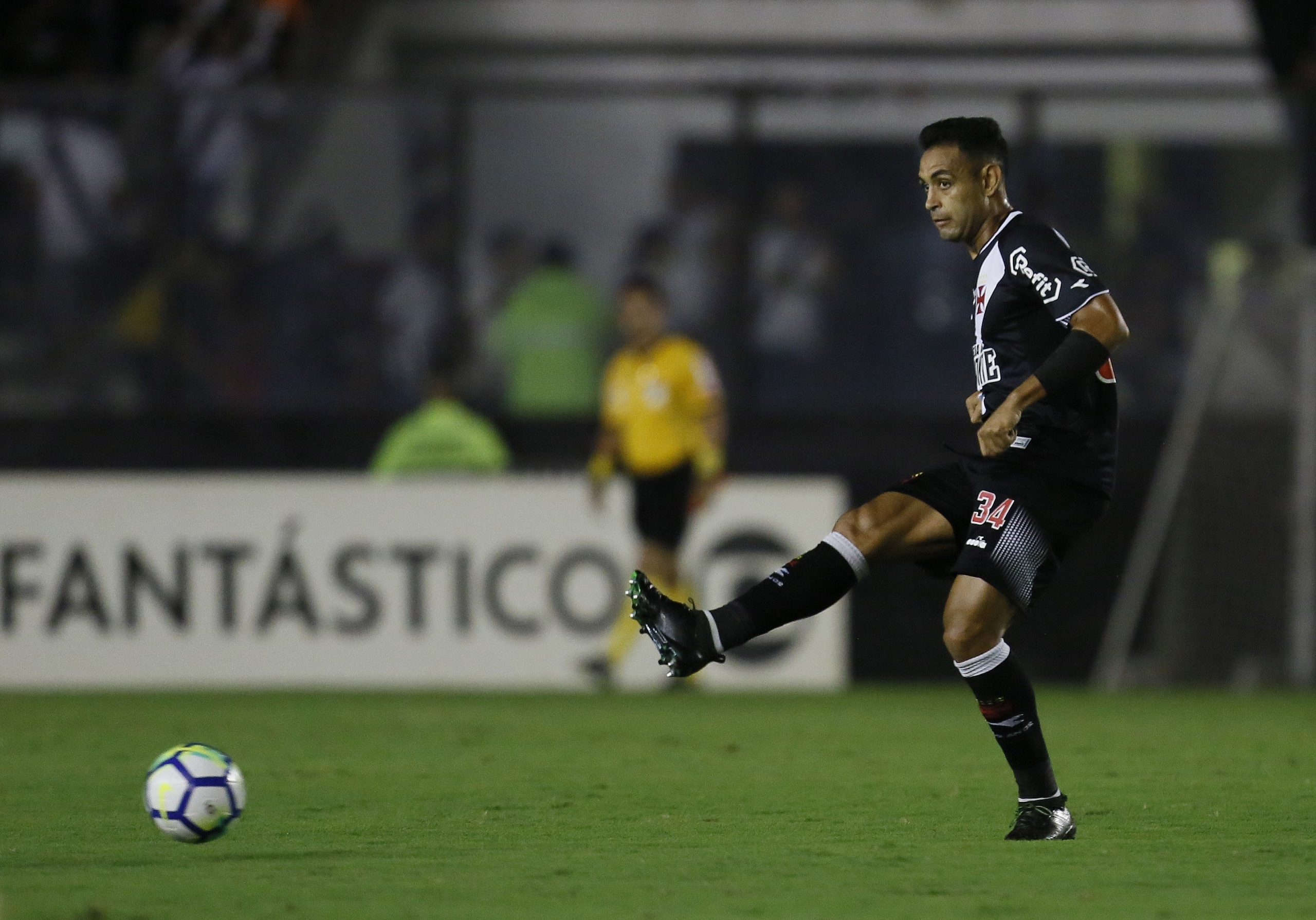 O zagueiro Werley em ação com a camisa vascaína em São Januário, no último domingo