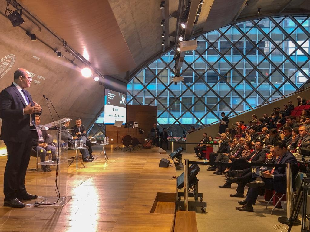 O GOVERNADOR eleito falou para acadêmicos, autoridades e representantes de entidades da sociedade civil