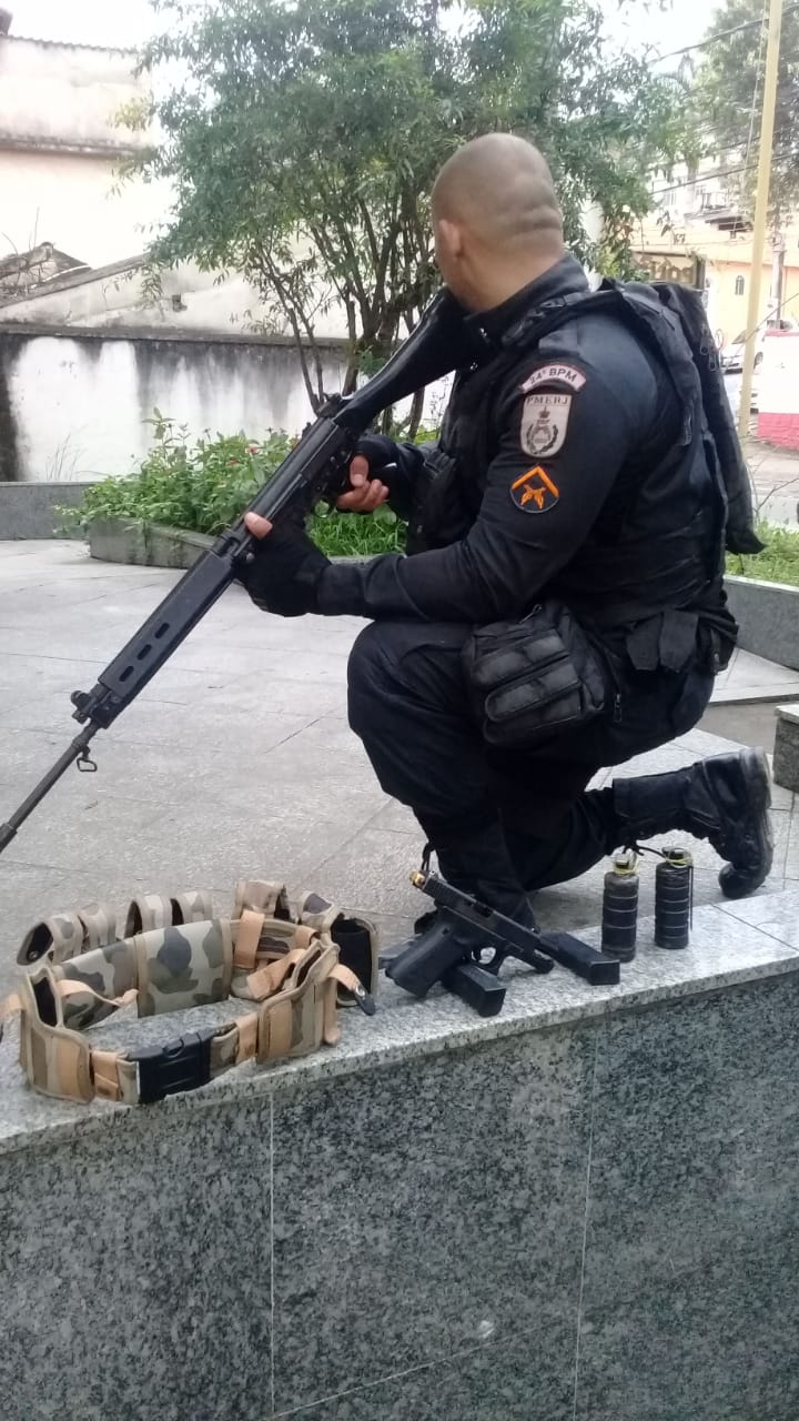 A Polícia apreendeu com o criminoso uma pistola e duas granadas