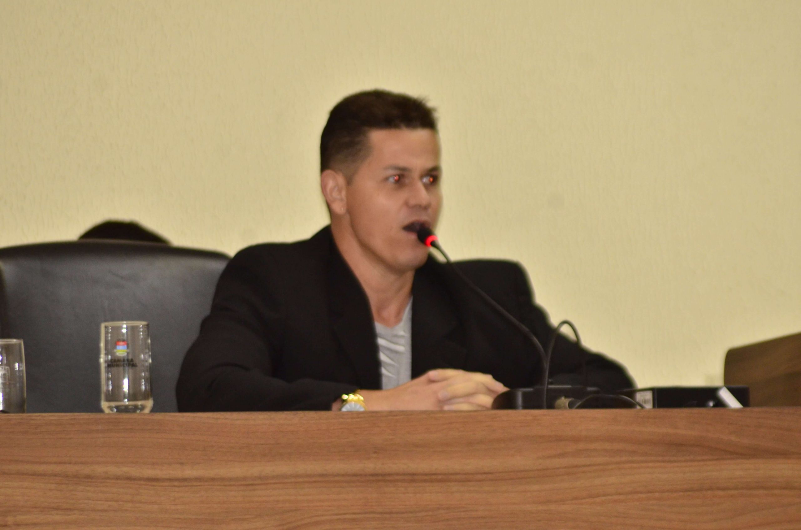 Vereador Vinícius Alves disse que vai soltar o verbo contra o prefeito Charlinho e já fala em abri uma comissão processante