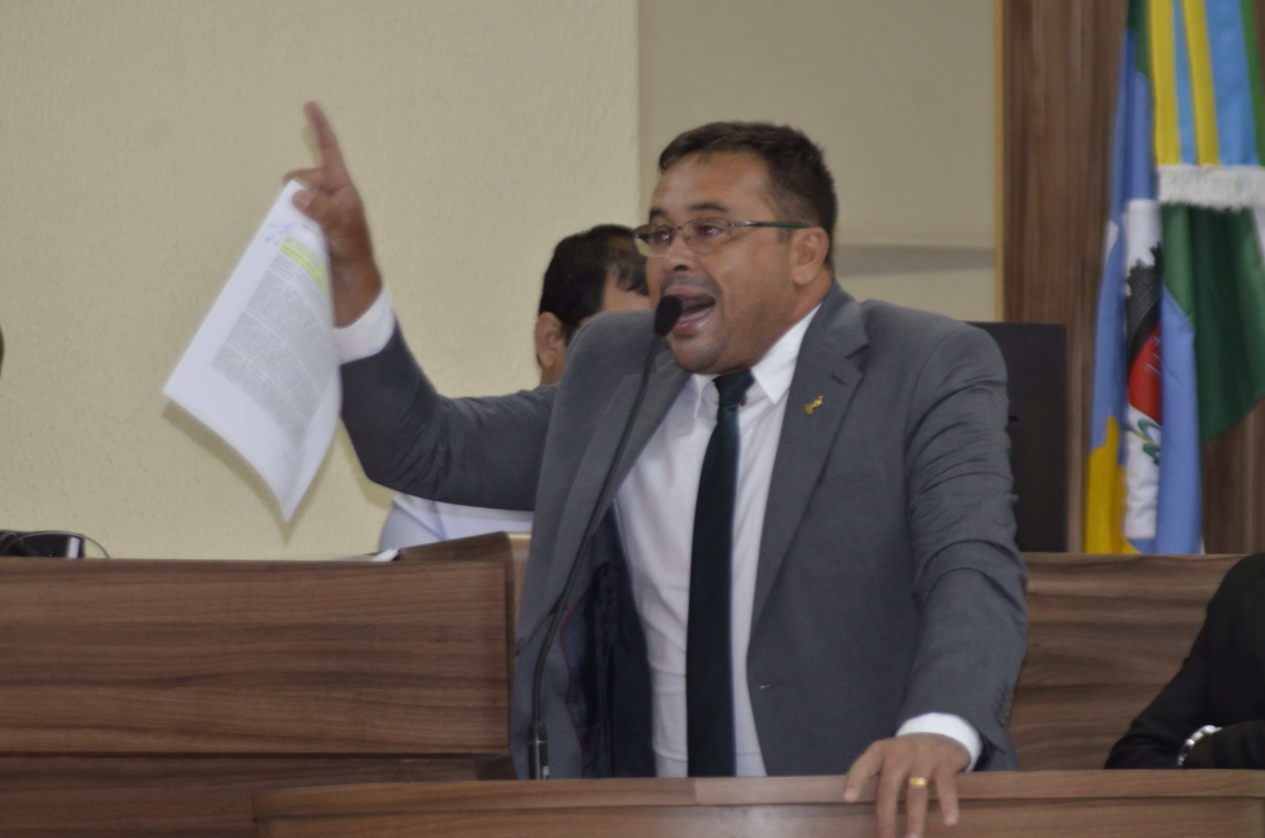 O VEREADOR Ivan Charles esbravejou sobre o descaso com os pescadores e a população que sofreram com as chuvas