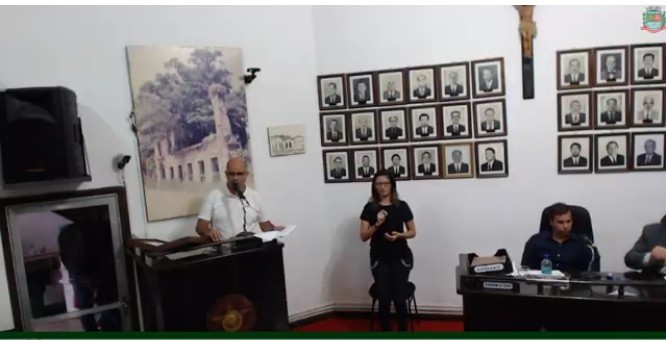 VEREADOR RODRIGO Bondim discursando com a tradução da interprete de Libras, Cíntia