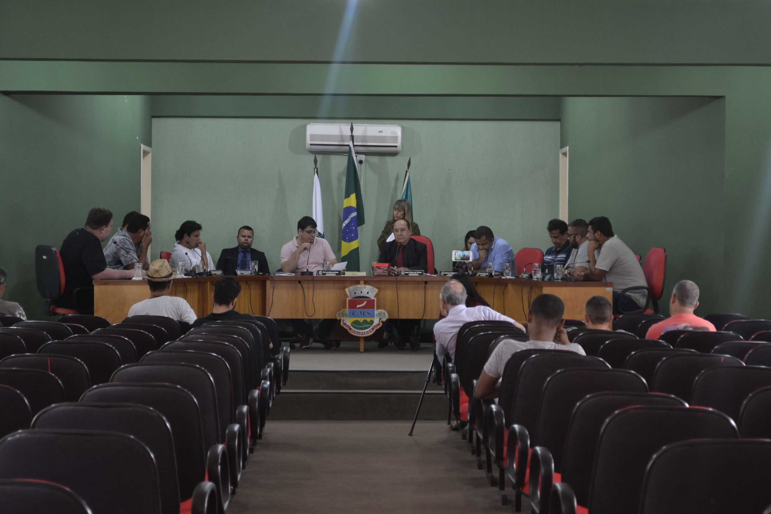 OS VEREADORES decidiram aguardar pronunciamento judicial antes de darem sequência à votação