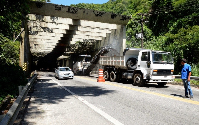 O Dnit iniciou na segunda-feira (28), as obras de recuperação do asfalto do túnel da Rodovia Rio-Santos (Foto 1)