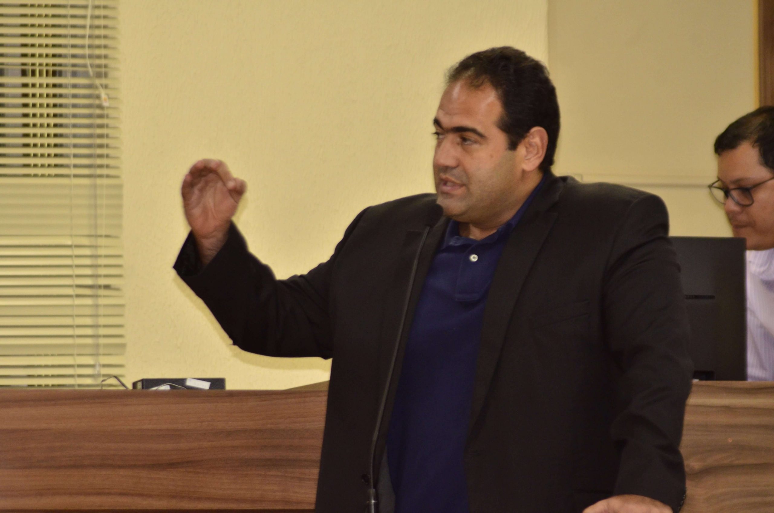 Vereador André Amorim denunciou licenciamento de obra em 12 dias, beneficiando empresa do prefeito Charlinho