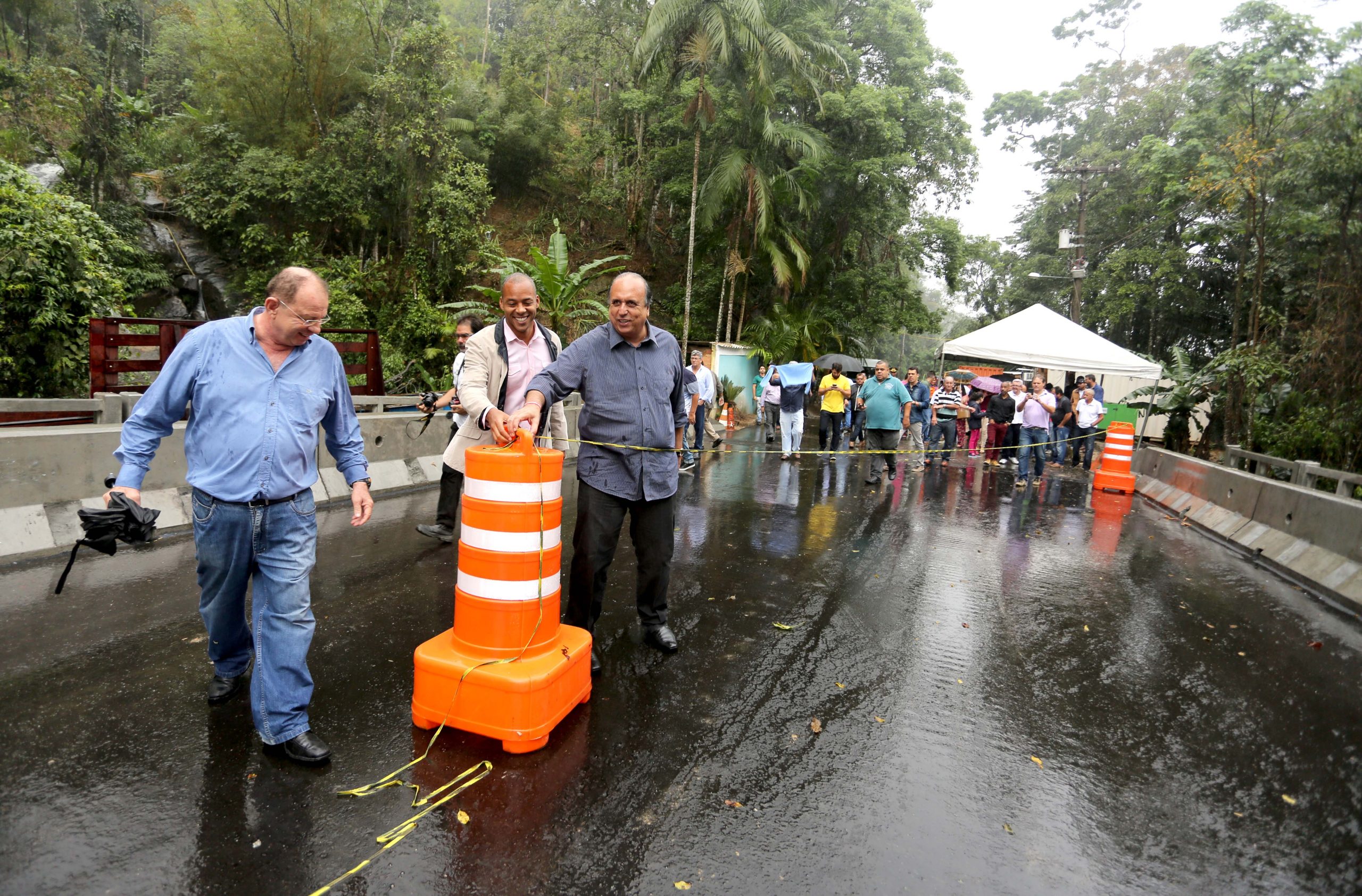 Inauguração de ponte da estrada da Serra da Beleza, entre Mangaratiba e Rio Claro. Governador abrindo a ponte