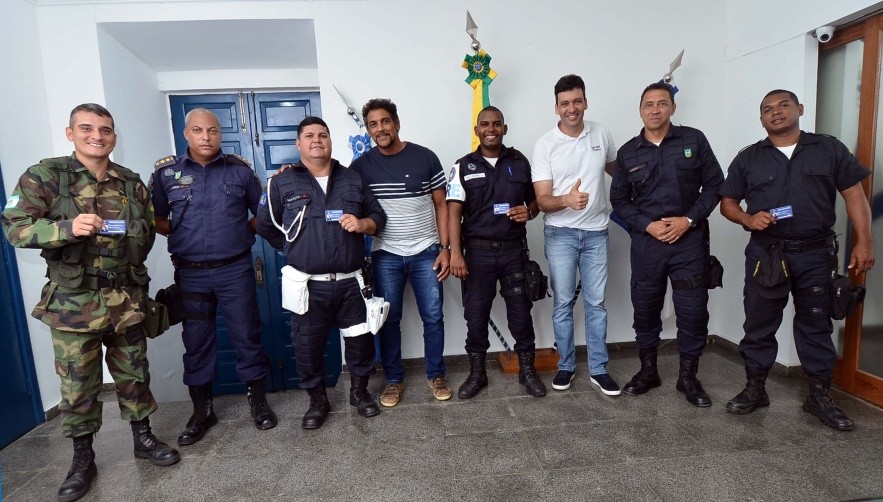 O prefeito Alan Bombeiro e o vice-prefeito Chicão da Ilha entregaram as carteiras aos agentes