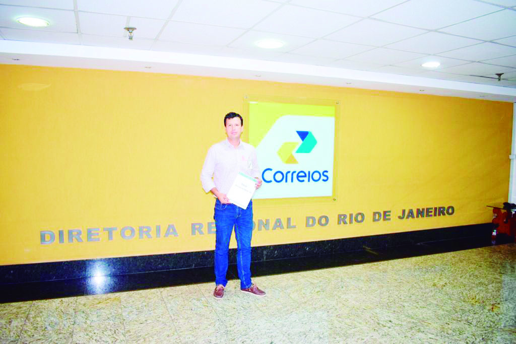 O VEREADOR Willian Cezar exibe o documento que levou à Superintendência Estadual dos Correios