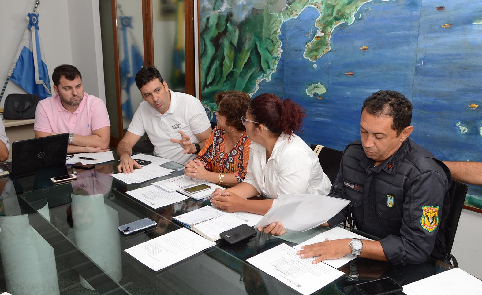 Prefeito Alan Bombeiro durante reunião com representantes de sindicatos de servidores púbicos