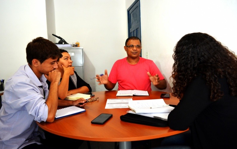 O Secretário Roberto Cesar de Oliveira durante reunião com a coordenador do Sebrae, Tuane Silva