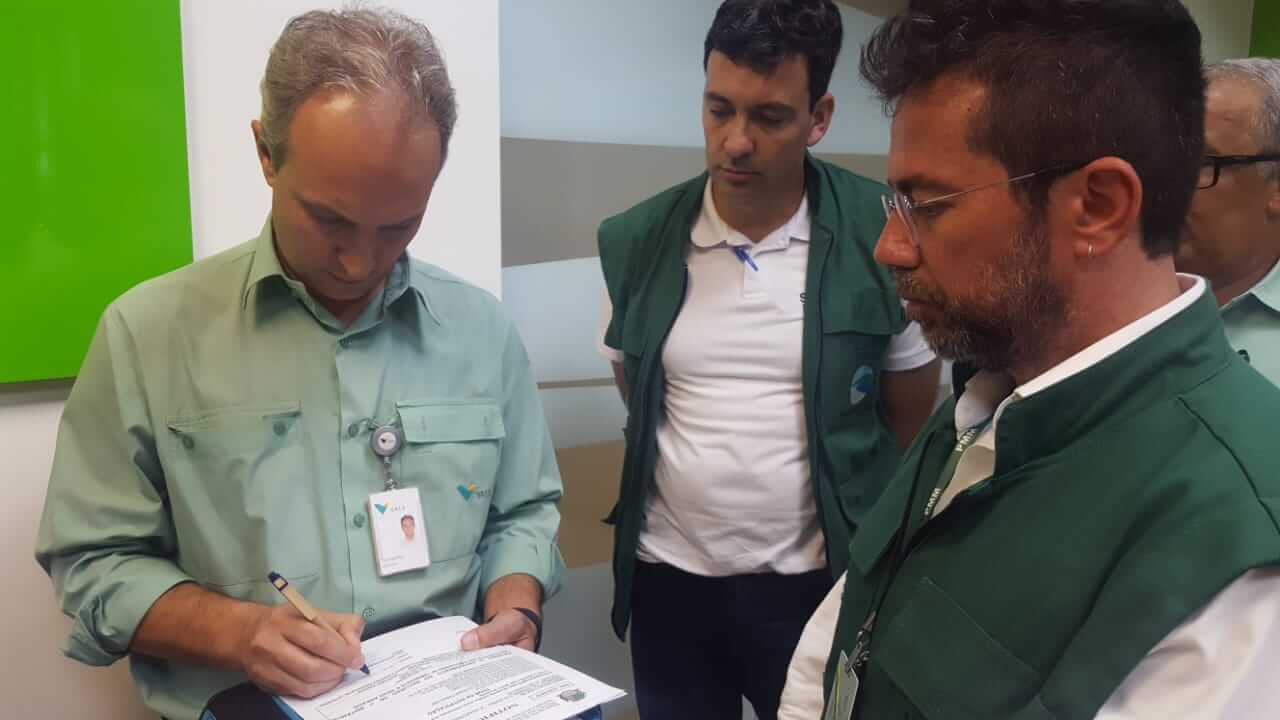 O secretário Antonio Marcos e o prefeito Alan Costa durante a entrega da notificação ao representante da Vale