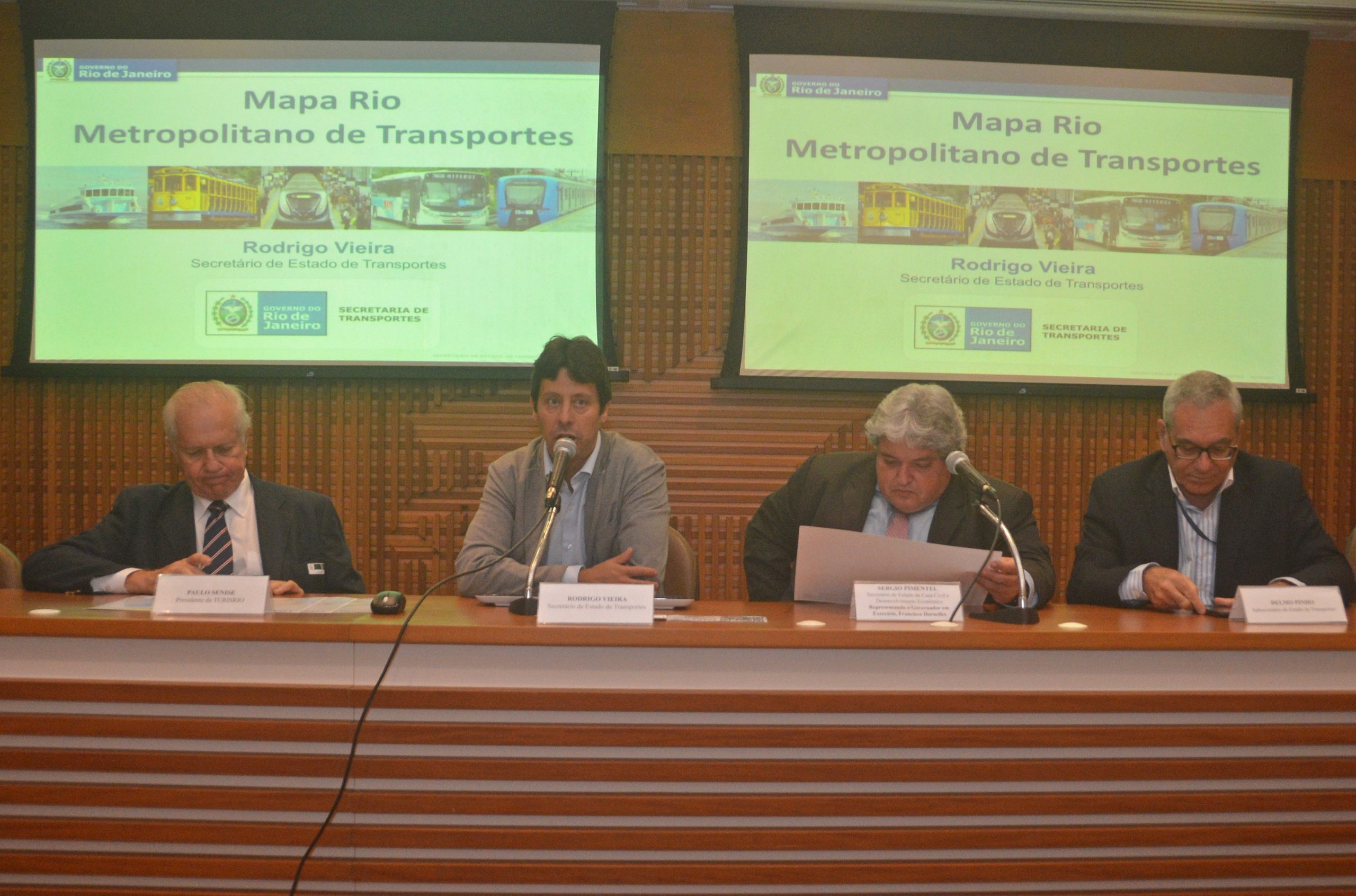 A REUNIÃO foi comandada pelo secretário Rodrigo Vieira (ao microfone)