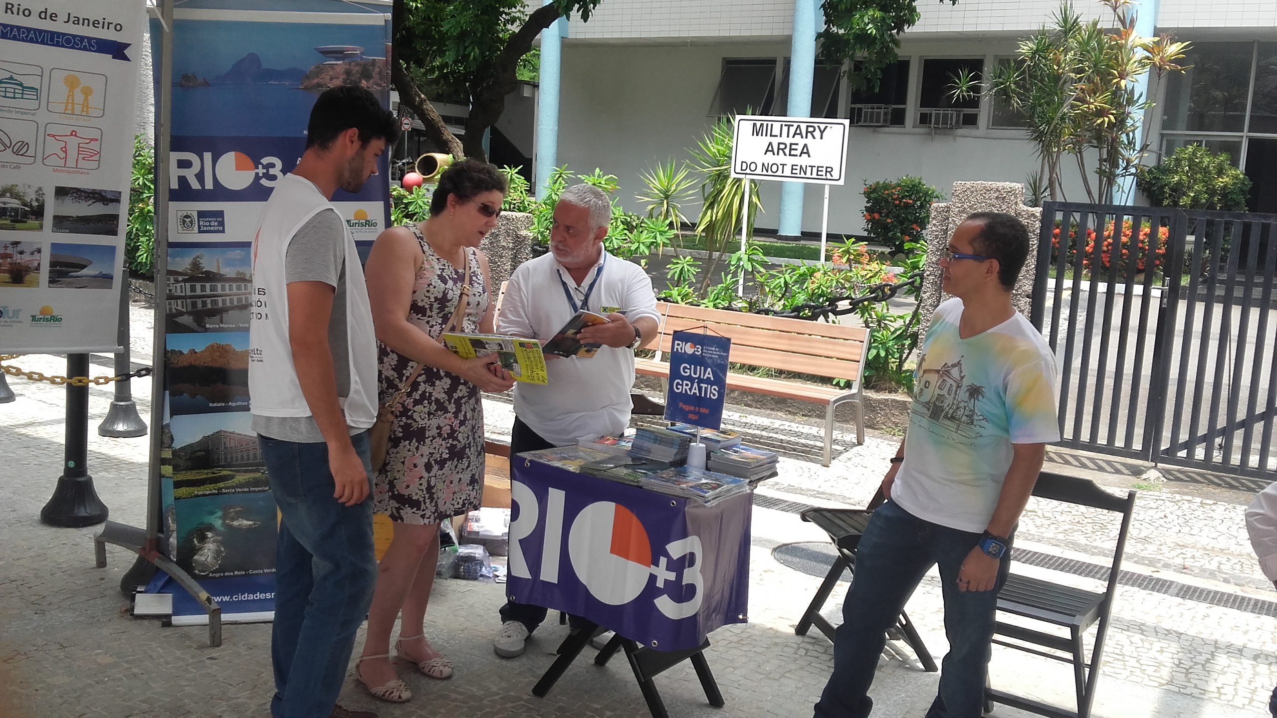 REPRESENTANTES DAS duas cidades distribuíram peças promocionais de seus destinos