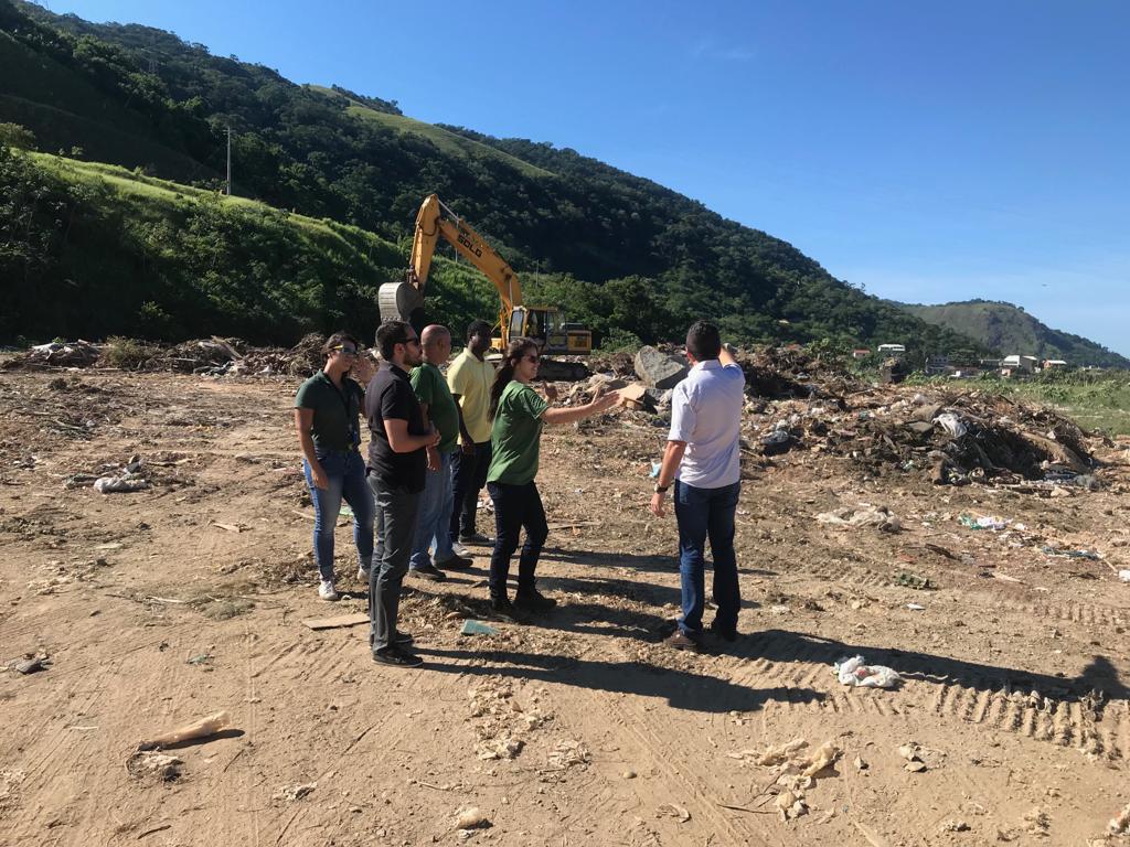 O secretario de Meio Ambiente e sua equipe vistoriaram o antigo lixão de Mangaratiba