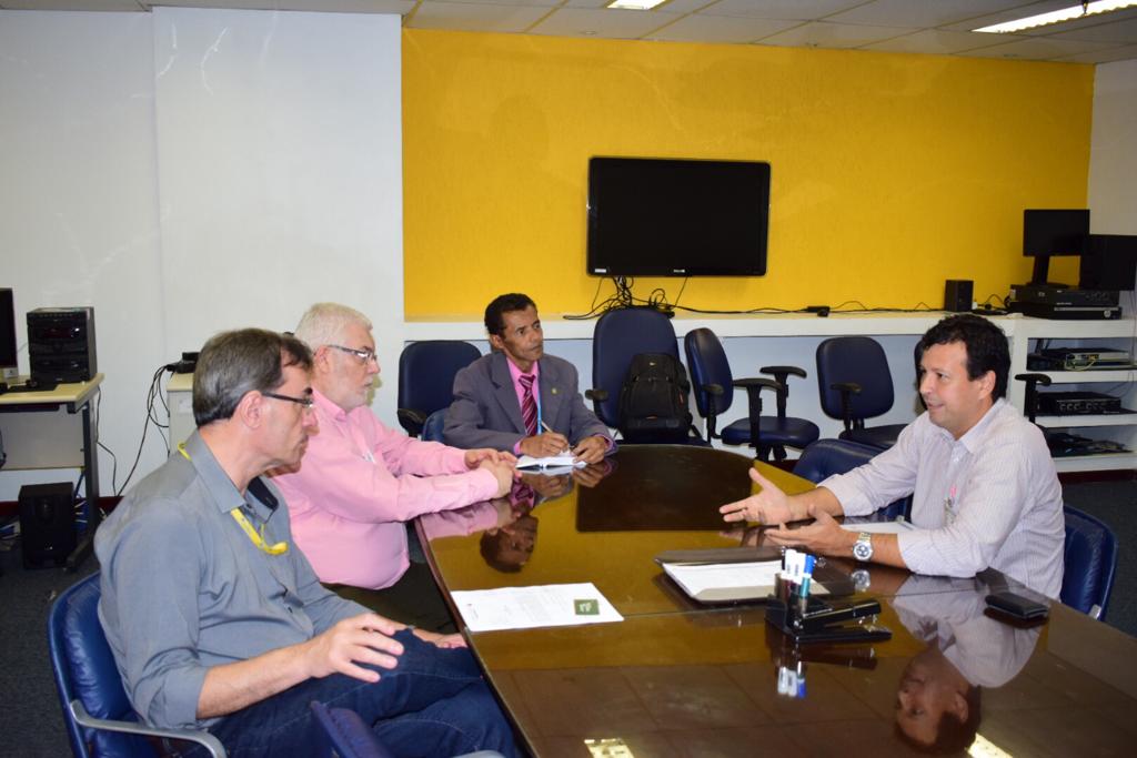 O VEREADOR Willian Cezar durante a visita à Superintendência Estadual dos Correios