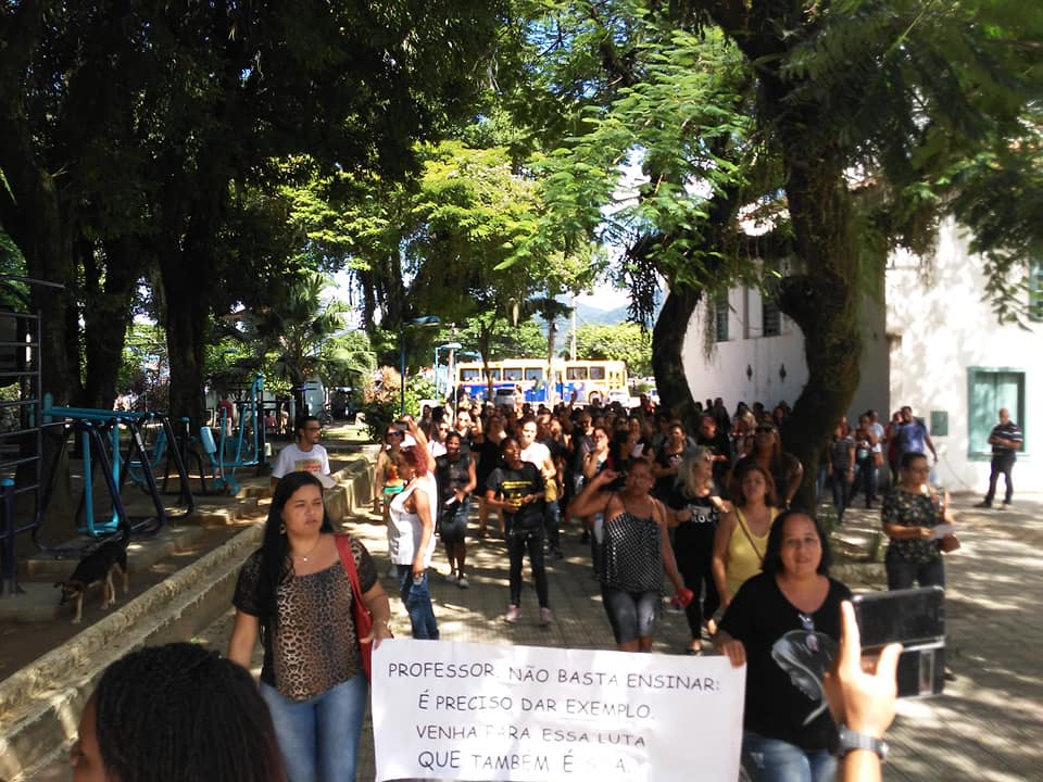 PROFISSIONAIS DA Educação de Mangaratiba durante assembleia realizada na Praça Robert Simões