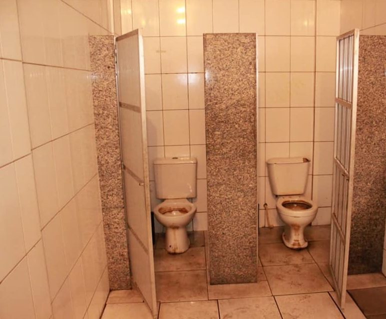 BANHEIRO DO Terminal Rodoviário de Itaguaí sem condição de uso por falta de limpeza