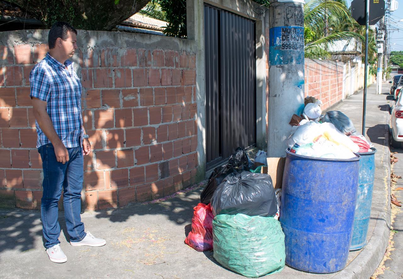 Vereador Willian Cezar mostra o acúmulo de lixo na Rua Maria Cândida no bairro Monte Serrat