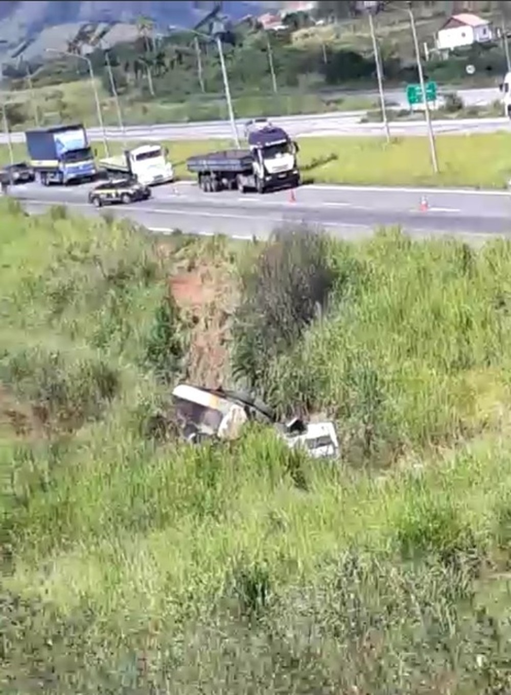Um caminhão de gasolina caiu em uma ribanceira após bater em vários carros em Seropédica