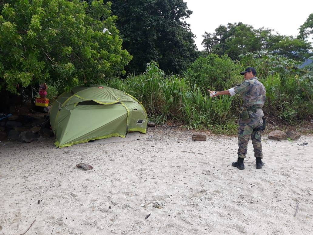 Agentes da Guarda Municipal atuaram na fiscalização de barracas na orla de Mangaratiba